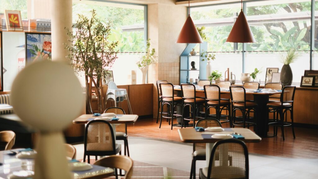 カフェ店の明るい内観